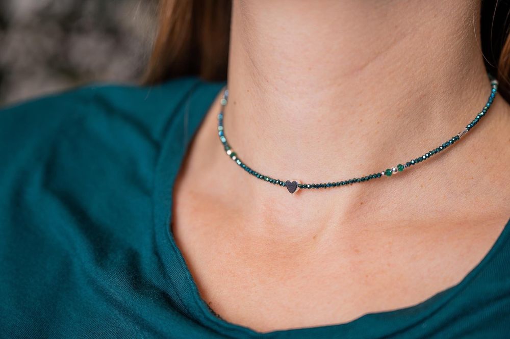 Колиета изработени с естествени камъчета, стъклени камъчета и мъниста