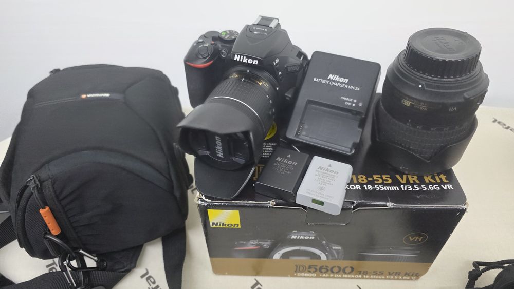Nikon D5600 + 4 obiective , 2 acumulatori , genata + rucsac