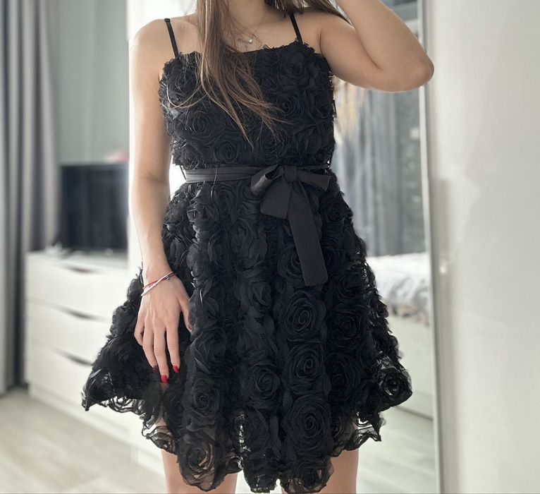Черна рокля с 3D рози