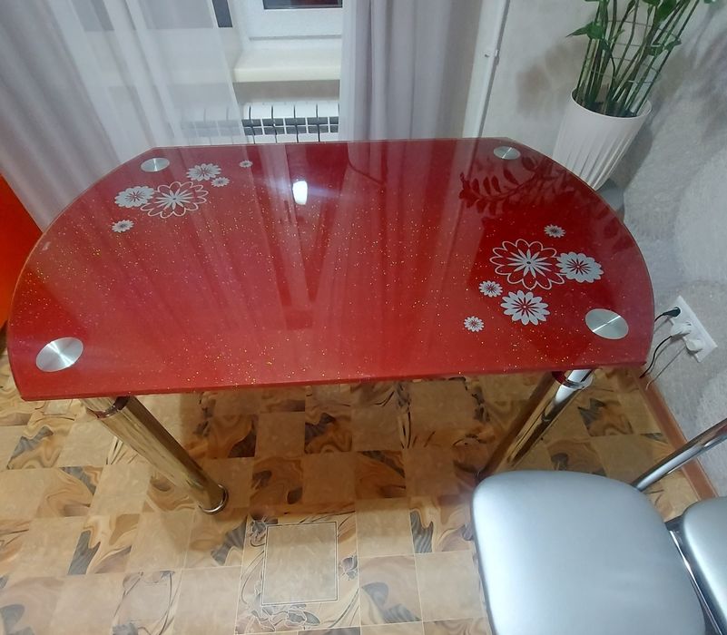 Продаю обеденный стол со стульями