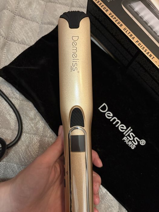 Преса за коса Demeliss - Titanium 2.0, 230°C, титаниево покритие, златиста гаранция
