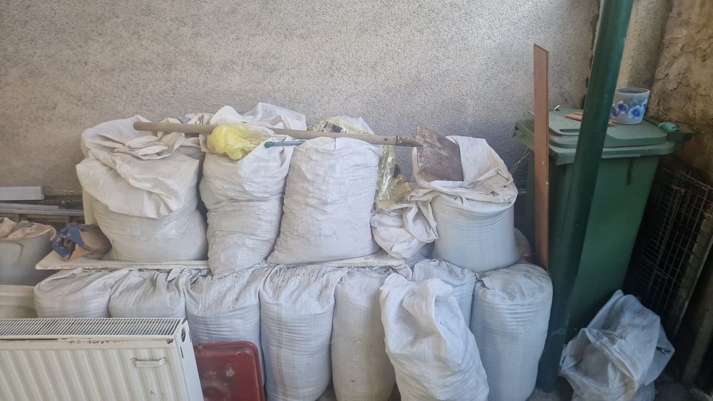 Ridic saci cu moloz și deșeuri din constructii