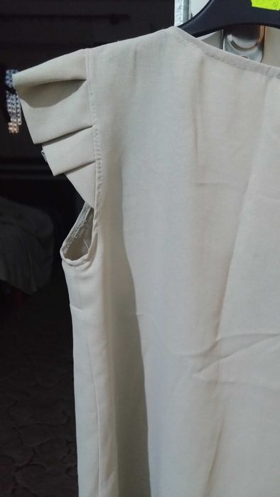 Светло бежова блуза