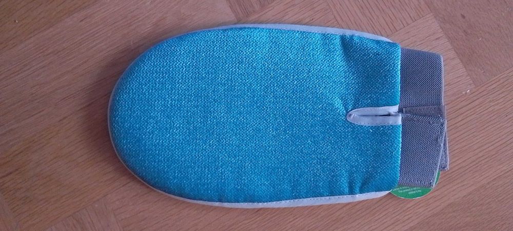 Двустранна ръкавица за сресване на козината на куче