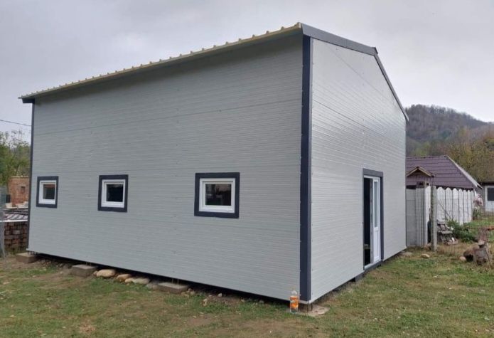 Garaje auto pe structura metalica învelite cu panouri Sandwich