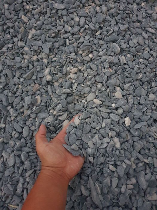 Арча ва газон атрофига безаш учун тошлар