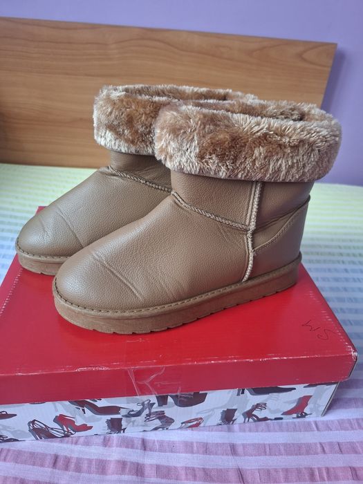Vând Ghete Damă  UGG  cu Blanita Mărimea 38