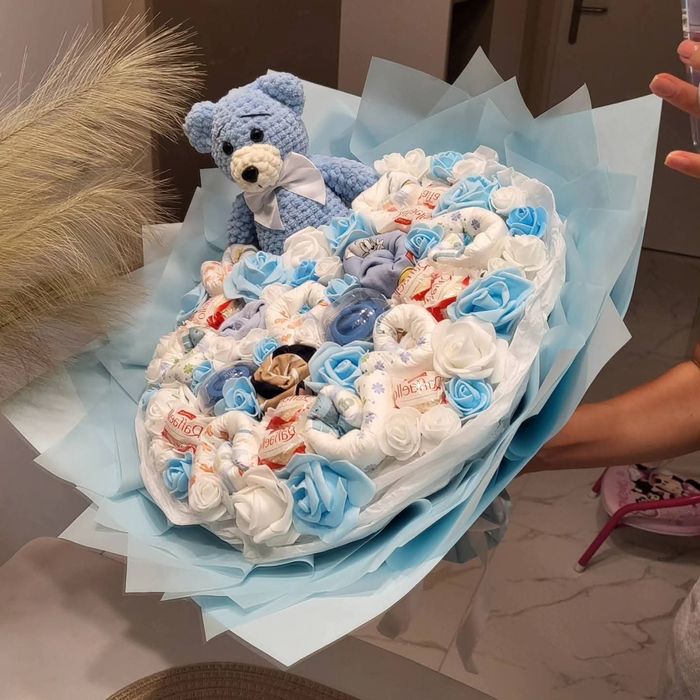 Букет  вечни рози  8 март бебе памперси бонбони персонализиран 101