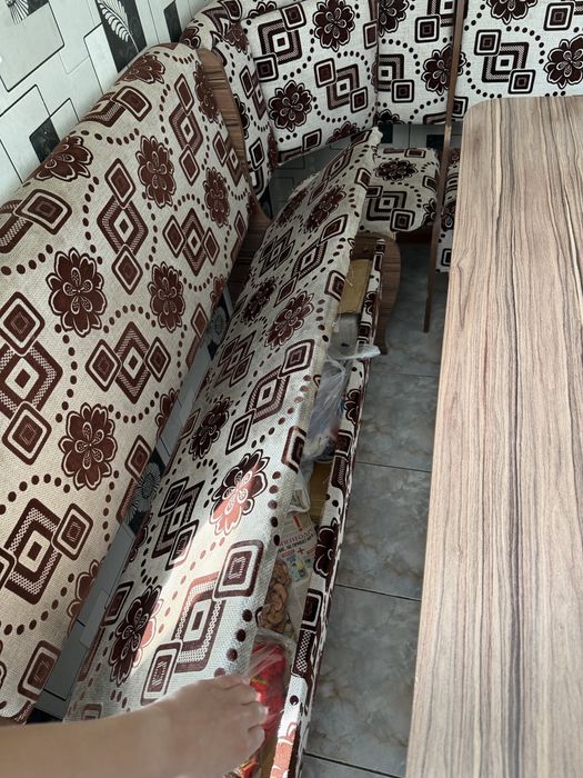 Угловой диван + стол + 2 стульчика