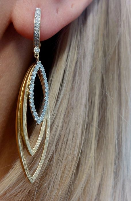 Продам элегантные золотые серьгии