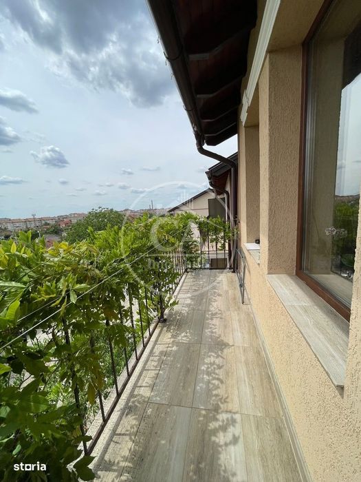 Casa de vanzare cu 3 camere tip duplex in zona Rogerius Oradea