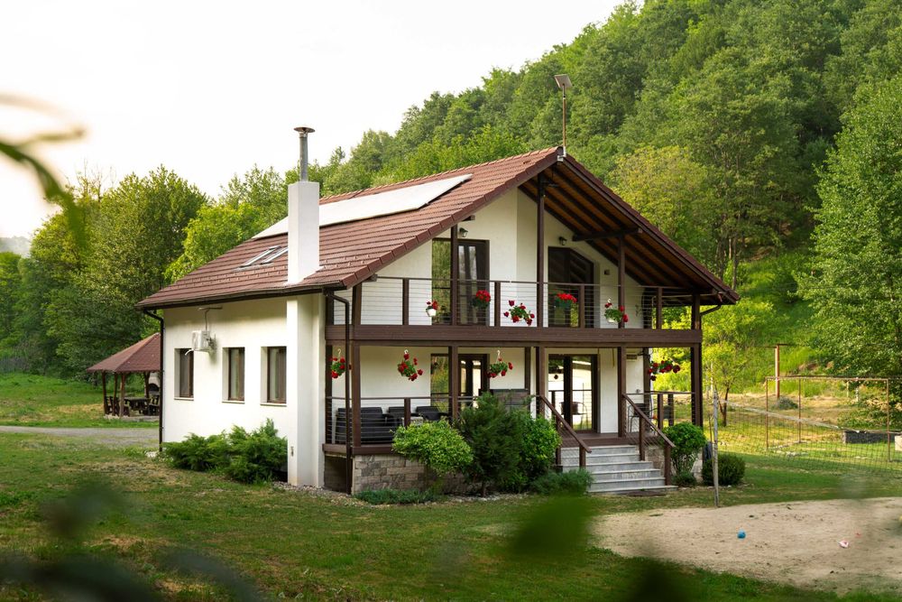 Cabană premium mobilată, 6 camere, 1,68 ha livadă și baltă, aproape de Deva