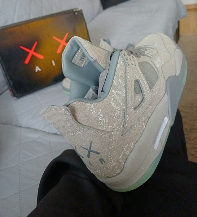 Air Jordan 4 x Kaws