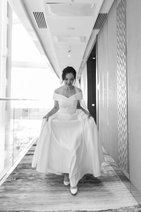 Свадебное атласное платье