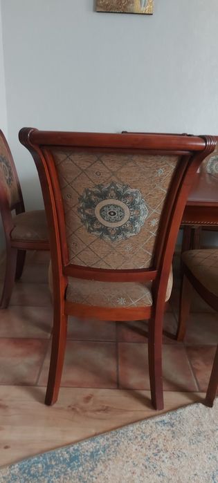 Продам стол и 8 стульев дерево массив