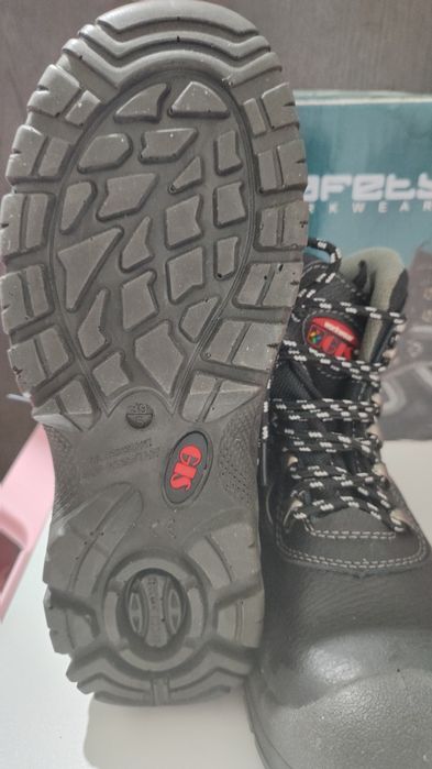 Продается новая спец.обувь