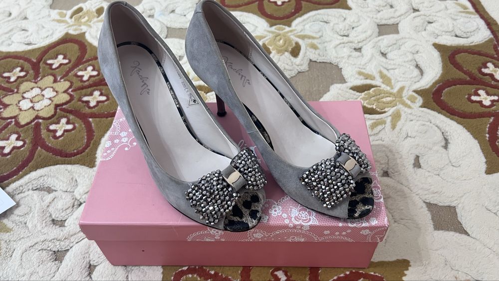 Продается б/у туфли, размер 37, в отличном состоянии.