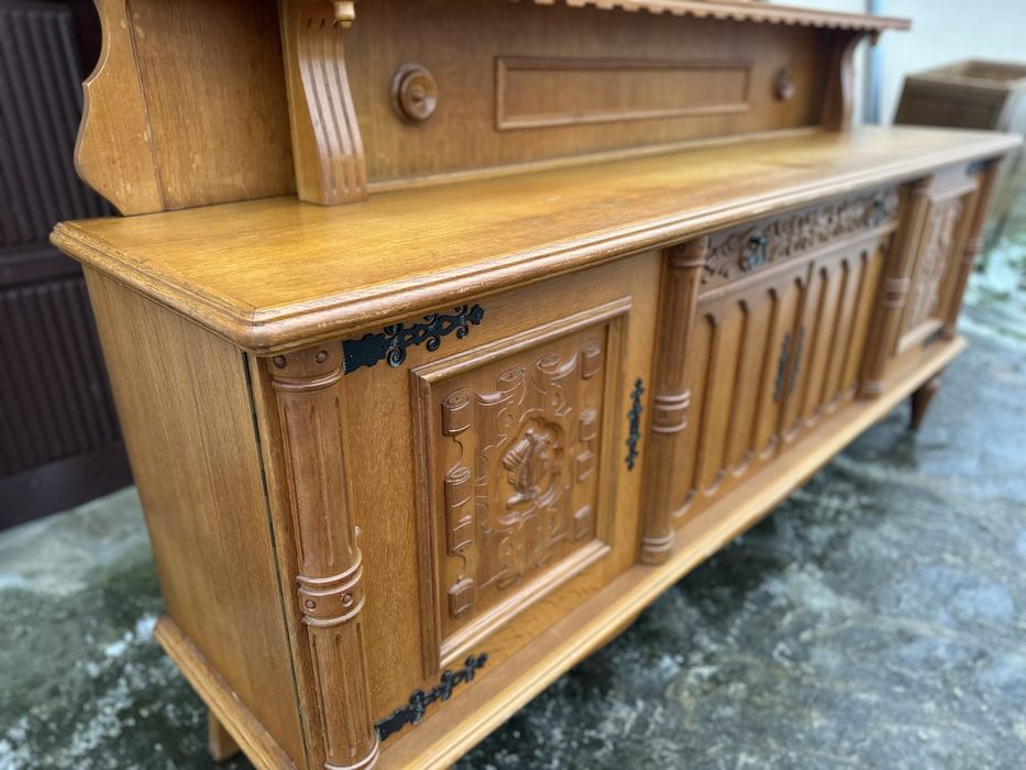 Голям дървен бюфет с надстройка – класически стил