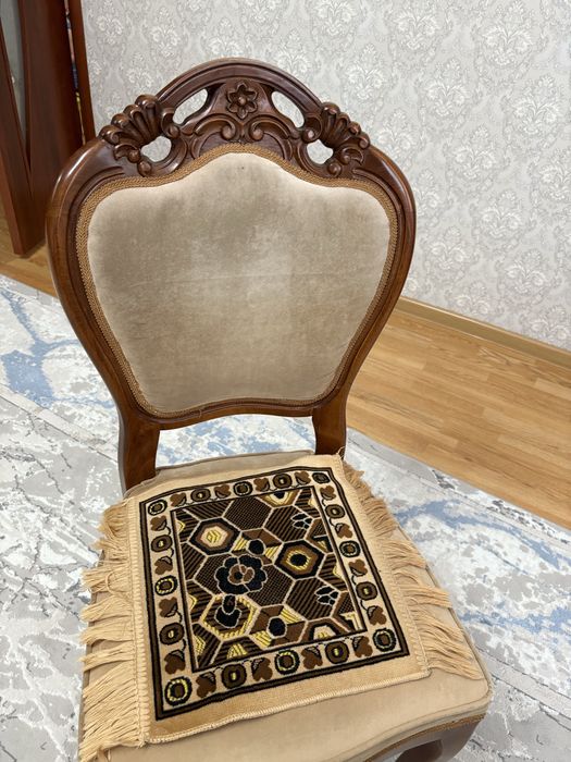 Стол и стулья 7 штук