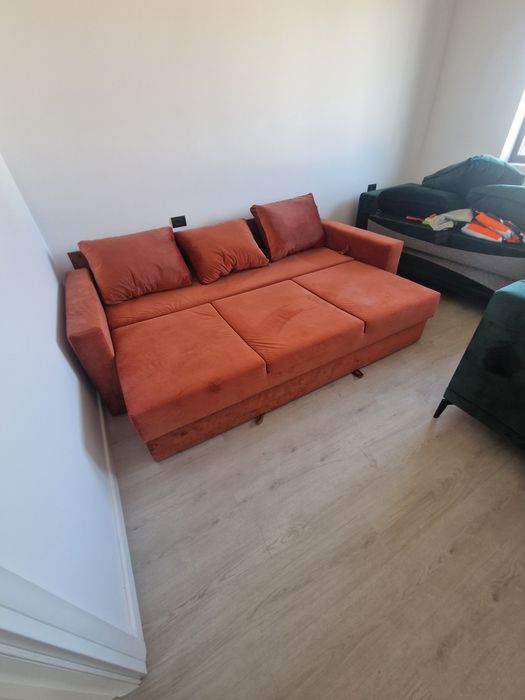 Vând canapea extensibila  cu lada de depozitare