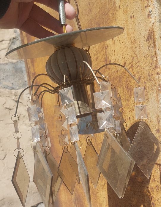 Две люстры б/у в хорошем состоянии.