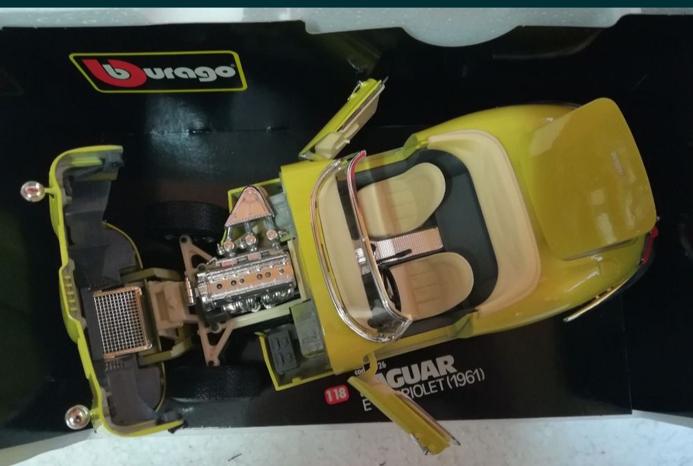 Jaguar E Cabriolet 1961
Scara 1:18
Bburago