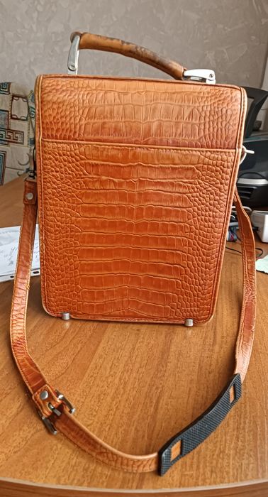 Продам кожаную барсетку