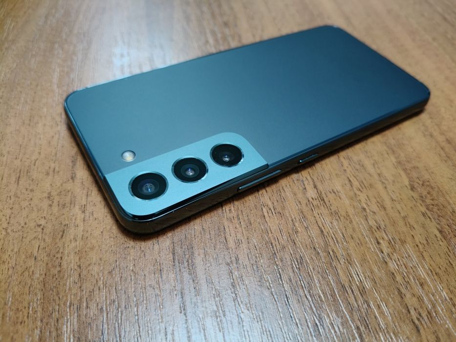 Самсунг S22   в идеале мощный смартфон