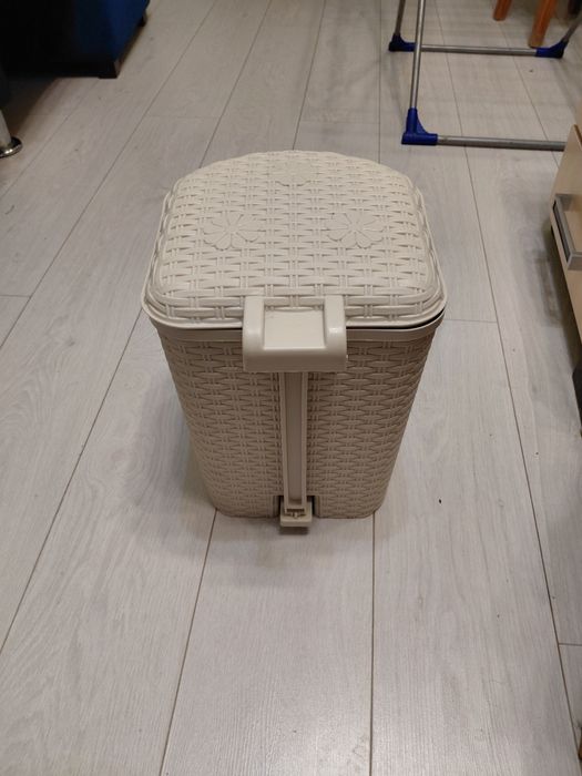 Продам контейнер для мусора и ёршик