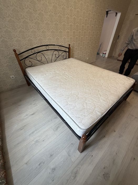 Кровать с матрасом