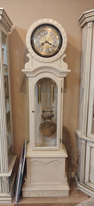 Элегантные напольные часы (слоновая кость, кракелюр)