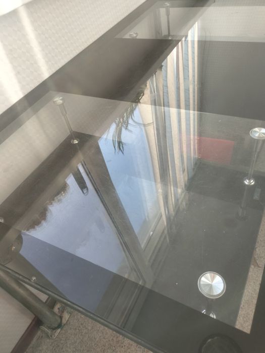 Продаю стол стеклянный  со стульями четыре