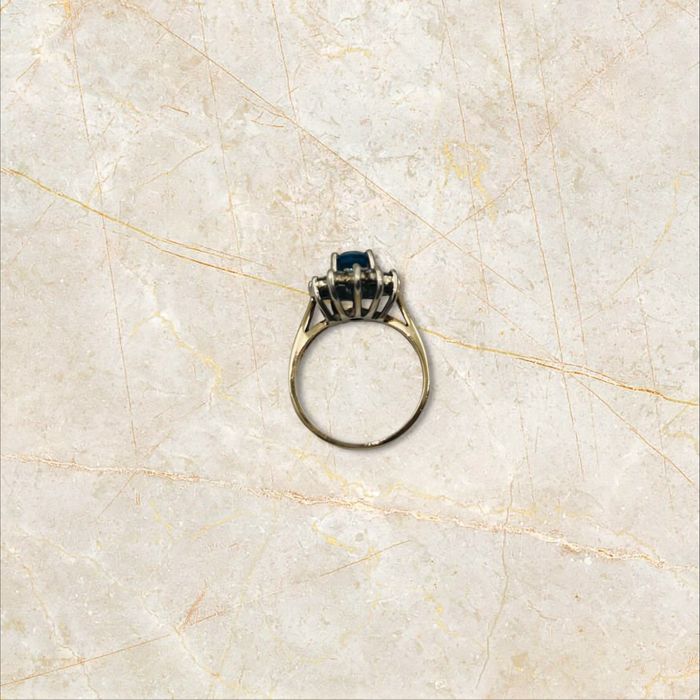 Луксозен златен пръстен 14К със сапфир и диаманти