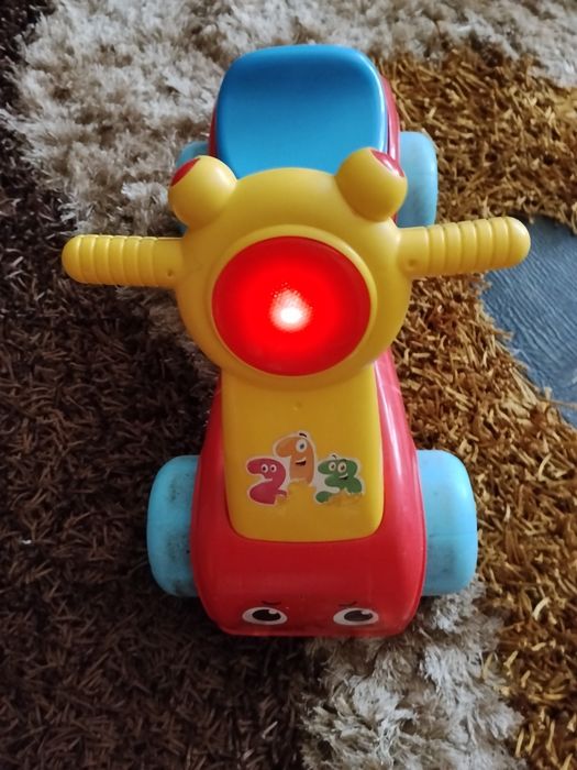 Vând scuter de echilibru ,taxi muzical,18 luni+