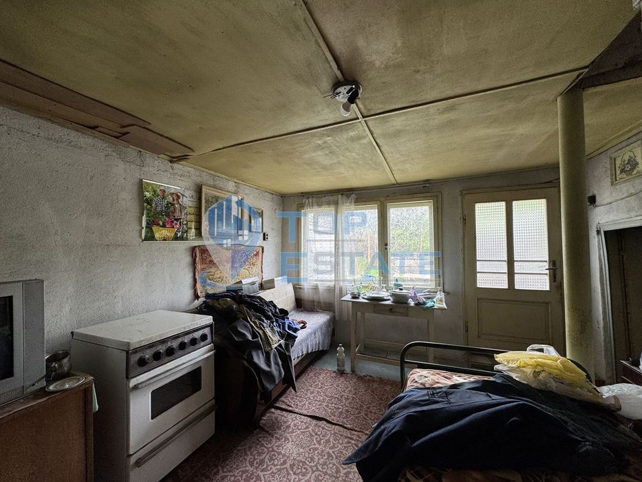 Къща с голям двор и допълнителни постройки в село Янтра, област Велик