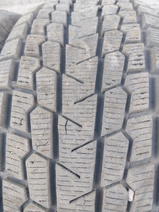 Продам шины Yokohama 275/65/17 зимние, липучка. Состояние почти новое