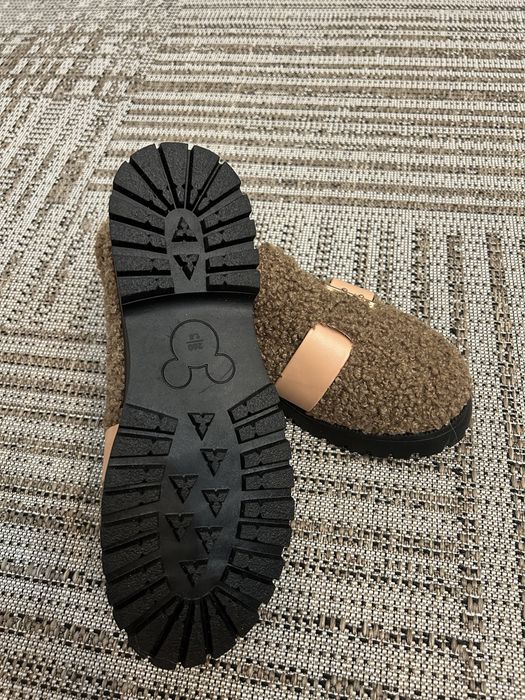 Стильные плюшевые лоферы