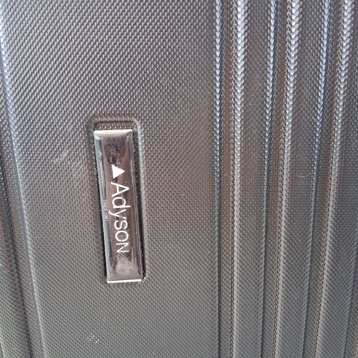 Продавам голям куфар ADYSON.