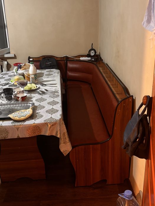 Кухонный уголок , стол размером 1,8 м