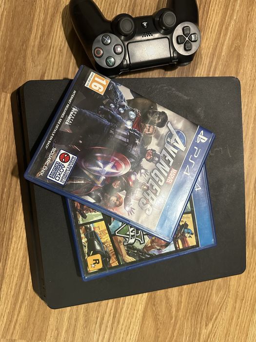 Playstation 4 slim.