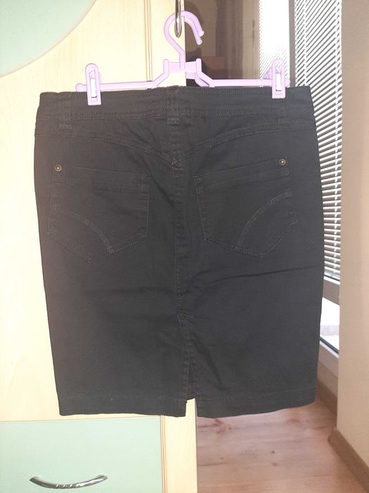 Продавам бяла права пола&черна дънкена