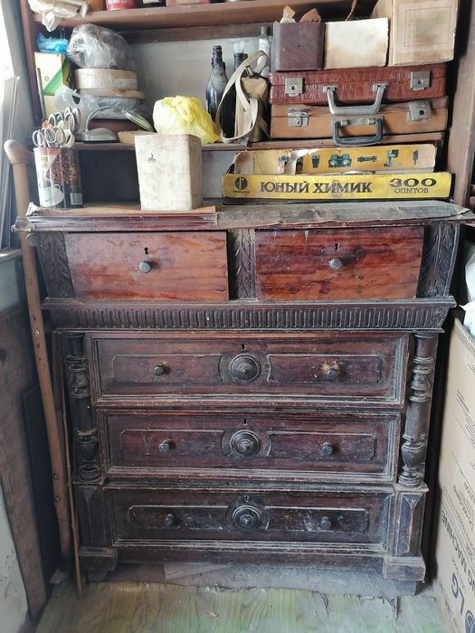 Старинный деревянный комод