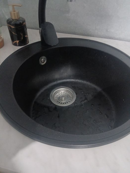 Кухонный шкаф с мойкой .Мойка со смесителей новый .