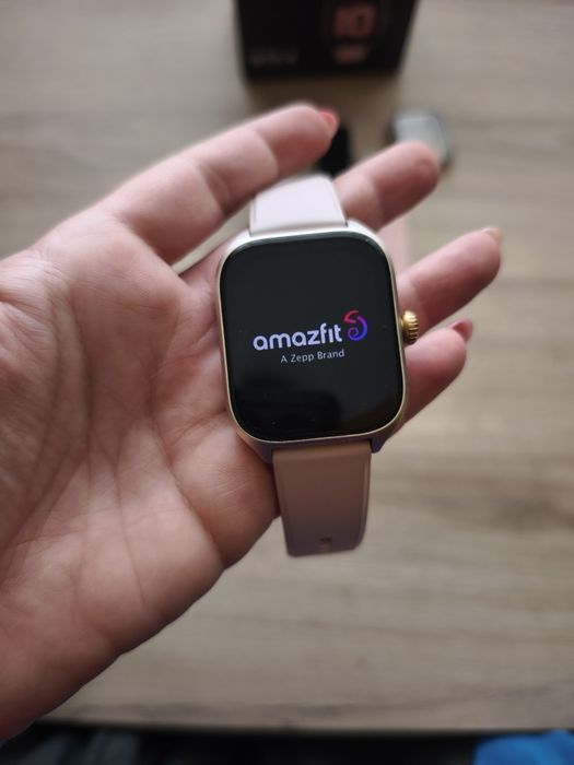 Смарт часовник Amazfit GTS 4