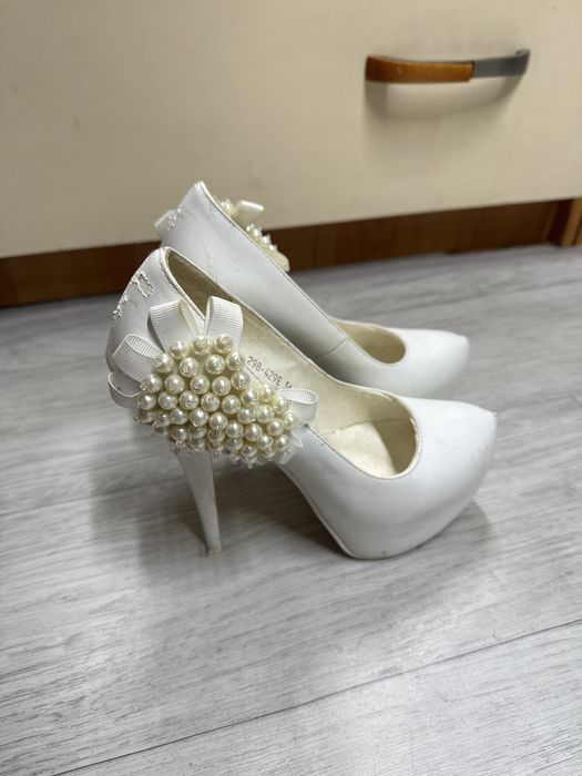 Продам обувь все три пары , б/у