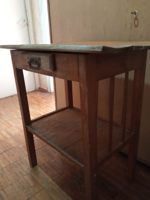 Столик из дерева