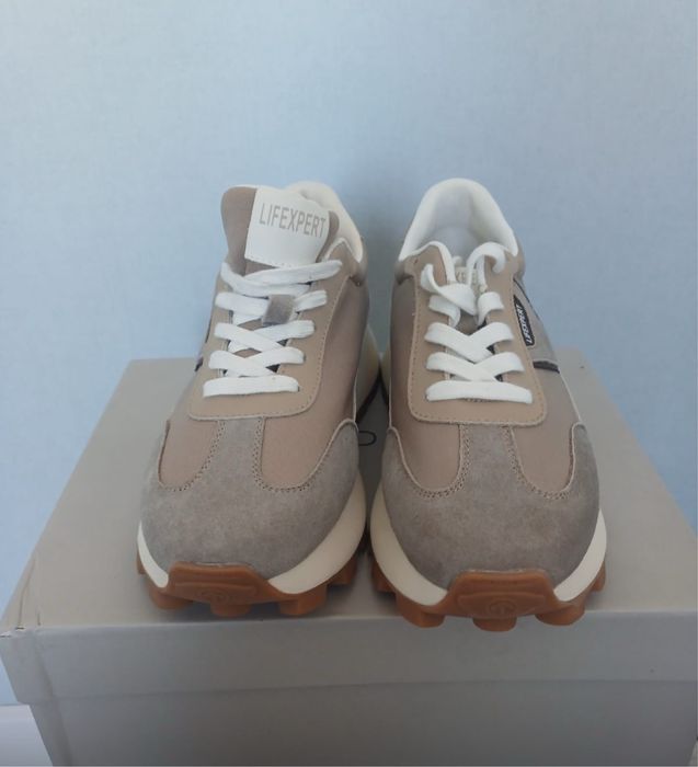 Продам кроссовки новые