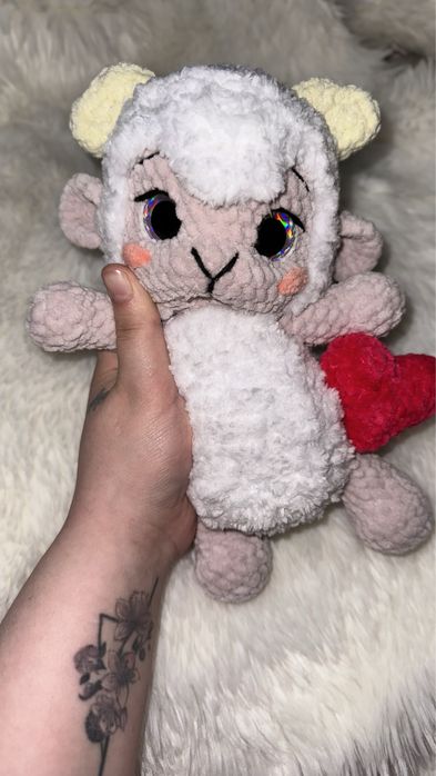 Милая плюшевая овечка