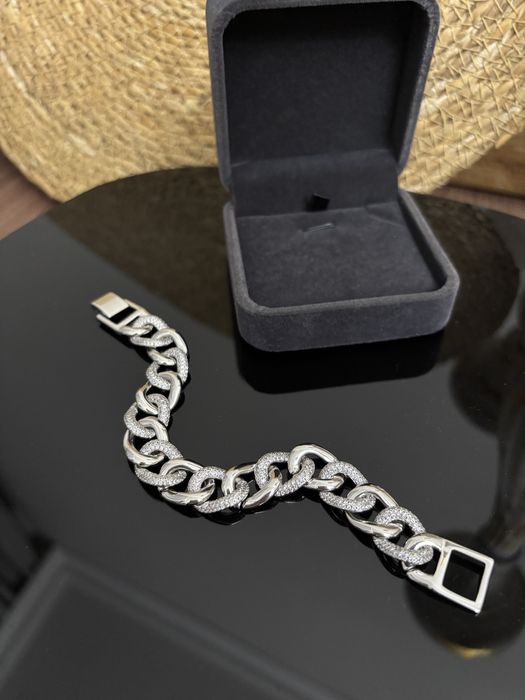 Браслет с камнями “Swarovski”.