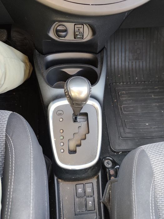 Vand Toyota Yaris Hybrid 1.5 (2015) doar 130.000km
